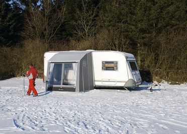 Wohnwagen Vorzelt im Schnee