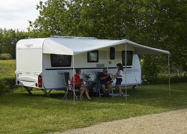 Wohnwagen mit Pavillon
